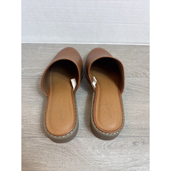 Universal Thread Woman’s Sandals Size 6.5 Slip On Closed Toe Tan Flat - Picture 3 of 9